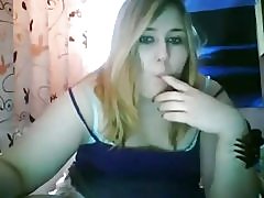 Возбужденный май круглолицый үҫмер уйнай, уның менән ҙур зал һәм розовый киске