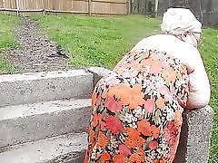 Бер дразнить бокова